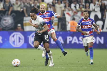 André Carrillo (Corinthians) disputa el balón con Zé Welison (Fortaleza)