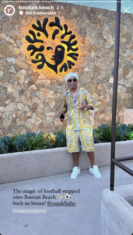 Ronaldinho posó con el logo de Bastian Beach club.