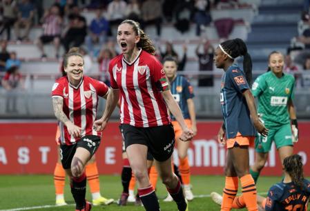 Irene Oguiza celebra el 1-0 marcado al Valencia con un remate de cabeza al saque de un córner