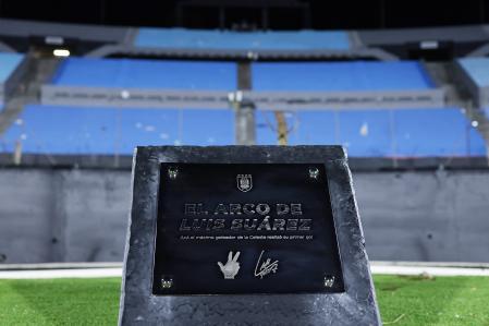 Monolito llamado 'Arco Luis Suárez