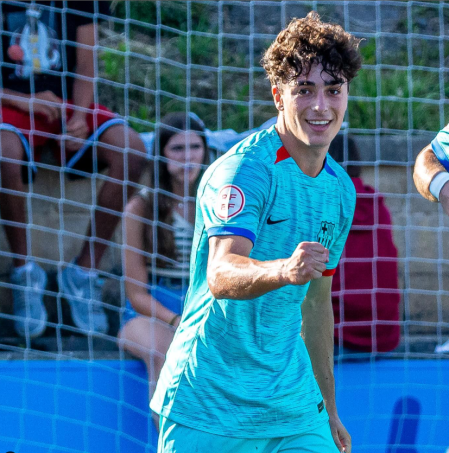 Jan Virgili celebra un gol con el Juvenil A en Huesca