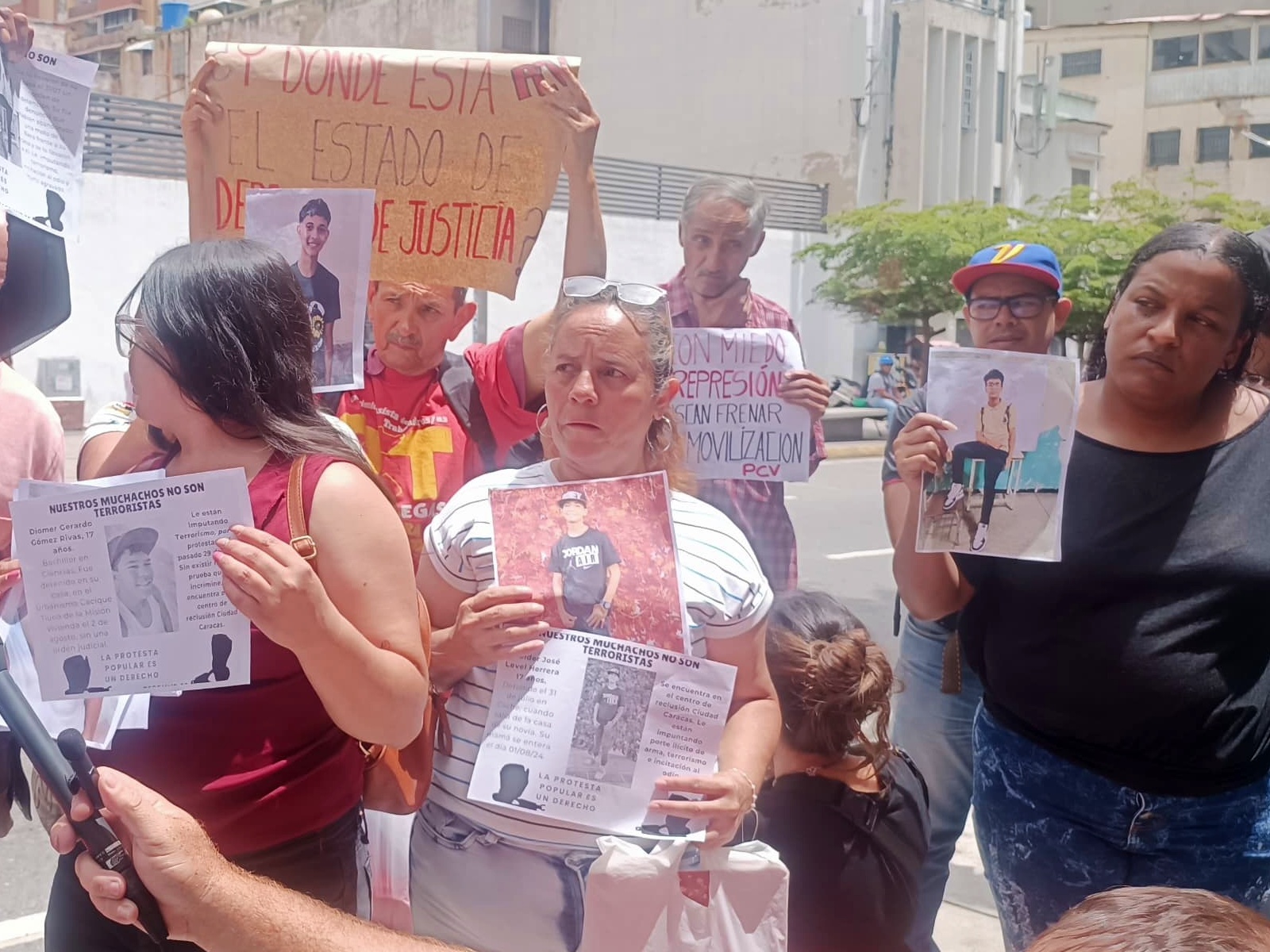 Familiares de menores detenidos en protestas poselectorales exigen al Ministerio Público que sean liberados