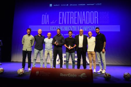 Fernando Torres, entrenador del Atlético de Madrid B fue galardonado en la Gala del Comité de Entrenadores de la Federación de Fútbol de Madrid.