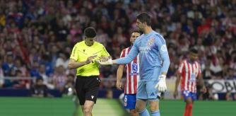 Thibaut Courtois le muestra al árbitro Busquets Ferreer un mechero que le lanzaron desde el sector ultra del Metropolitano