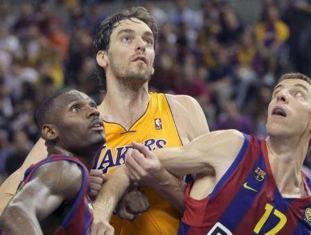 Pete Mickeal, Pau Gasol y Fran Vázquez, en el partido que el Barça y los Lakers disputaron en el Palau Sant Jordi en octubre de 2010