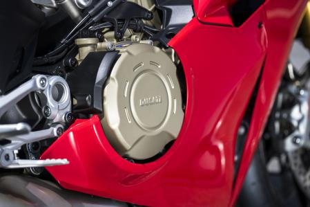 El motor apenas está a la vista, una fiera con unas enormes cifras de potencia y con una sofisticada electrónica que lo hacen tan dosificable como rápido en cualquier circunstancia.