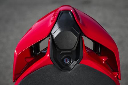 El trabajo aerodinámico ha sido exhaustivo en todos los rincones de la Panigale V4. El colín, además, busca permitir mayor espacio libre al piloto.