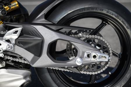 El basculante de doble brazo es mucho más ligero e intencionadamente flexible que el monobrazo de la anterior generación de las Panigale.