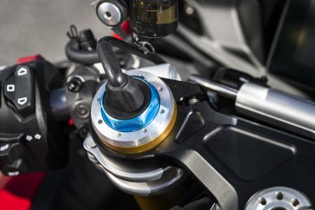 La versión S cuenta con suspensiones Öhlins electrónicas de tercera generación, con mayor amplitud de ajustes y en busca de una mayor sensibilidad.