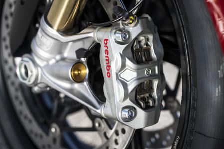 Se trata de la primera motocicleta que llega al mercado con las nuevas pinzas Hypure de Brembo, más ligeras y eficientes a la hora de combatir el calor y la fricción no necesaria.