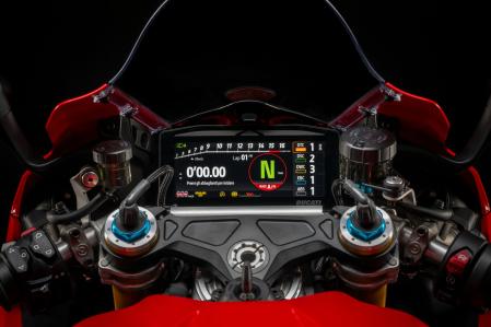 El puesto de mandos nos evoca el de las motos oficiales de competición de la firma: la pantalla TFT es enorme y con muchísima información en sus modos de funcionamiento.