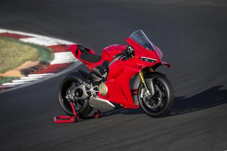 Es aún más cercana a una moto de carreras de lo que lo fueron sus predecesoras. Si promete lo que anuncia, logrará que te sientas mejor piloto sin exigirte demasiado a cambio