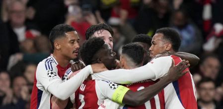 La alegría del Arsenal tras marcar Saka el martes ante el PSG de Luis Enrique