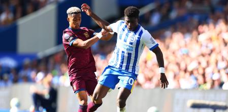 Carlos Baleba, del Brighton, en pugna con Omari Hutchinson, del Ipswich Town (Photo by Bryn Lennon/Getty Images)