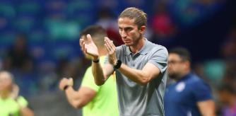 Filipe Luis aplaudiendo a sus jugadores durante su primera victoria como técnico en Liga.
