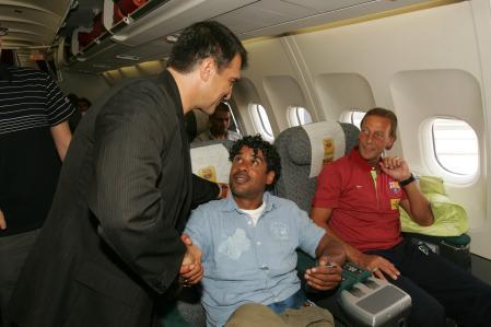 Neeskens, junto a Rijkaard y Laporta, antes de emprender viaje a una gira por China