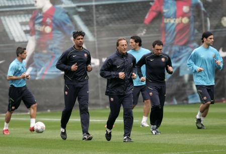 Rijkaard y Neeskens, junto a Unzué, durante una sesión en el campo de La Masia