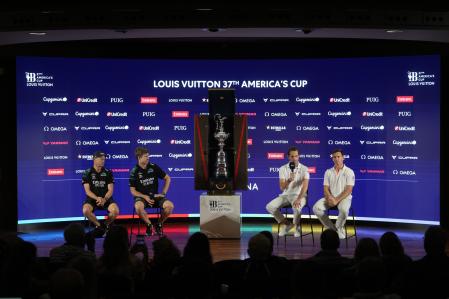 De izquierda a derecha, Outteridge y Burling (Team New Zealand) y Ainslie y Fletcher (INEOS Britannia)