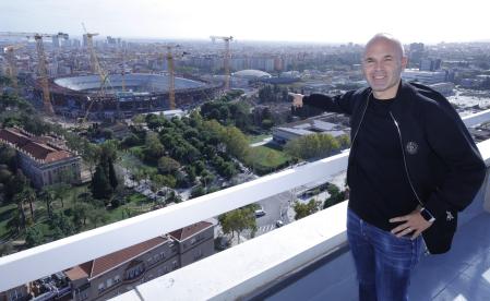 Andrés Iniesta posó para MD en la azotea del Grand Hyatt Barcelona con el Spotify Camp Nou y La Masia de fondo.