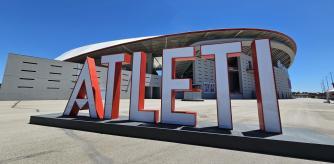 El proceso del cambio de escudo en el Metropolitano, estadio del Atlético de Madrid.