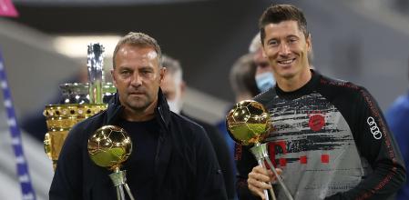 MUNICH, GERMANY - SEPTEMBER 18: Hans-Dieter Flick, head coach of Munich poses with his Coach of The Year award next to his player Robert Lewandowski of Munich with his Germany Player of the Year award prior to the Bundesliga match between FC Bayern Muenchen and FC Schalke 04 at Allianz Arena on September 18, 2020 in Munich, Germany. (Photo by Alexander Hassenstein/Bongarts/Getty Images)