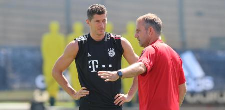 MUNICH, GERMANY - AUGUST 07: Robert Lewandowski of FC Bayern Muenchen (L) and Hans-Dieter Flick, head coach of Bayern Muenchen, speak during a training session ahead of their UEFA Champions League round of 16 second leg match against Chelsea FC at Saebener Strasse training ground on August 07, 2020 in Munich, Germany. (Photo by FC Bayern - Handout/Getty Images)