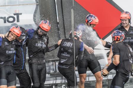 Burling y su tripulación celebrando su triunfo de hace tres años