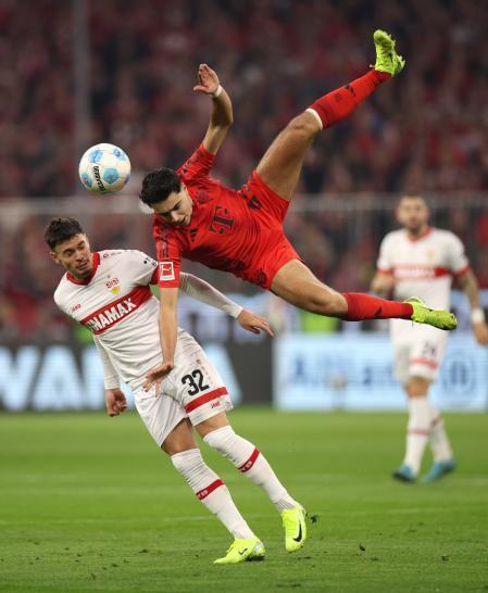 Aparatosa caída de Pavlovic en el partido del Bayern ante el Stuttgart