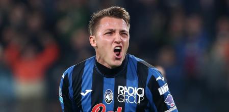 BERGAMO, ITALY - OCTOBER 26: Mateo Retegui of Atalanta celebrates scoring his team's second goal during the Serie A match between Atalanta and Verona at Gewiss Stadium on October 26, 2024 in Bergamo, Italy. (Photo by Marco Luzzani/Getty Images)