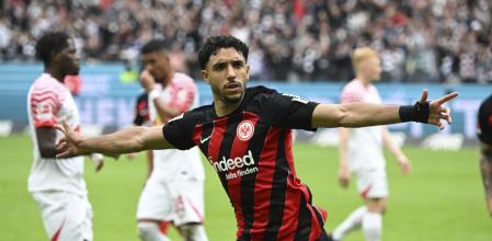 Omar Marmoush celebra un gol con el Eintracht
