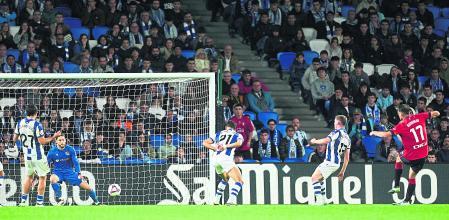 Budimir marca gol a la Real Sociedad