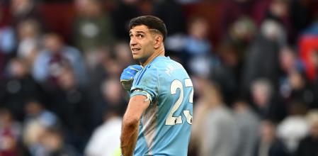 Aston Villa Dibu Martínez