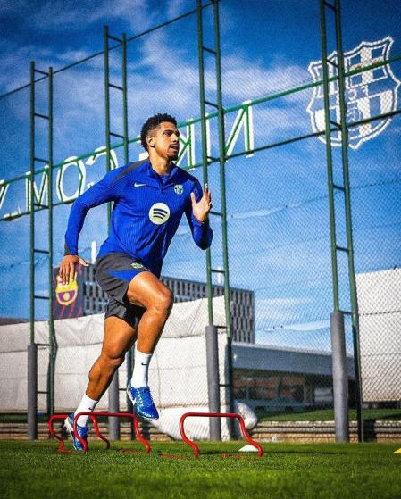 Ronald Araujo, ejercitándose sobre el césped de la Ciutat Esportiva