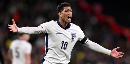Jude Bellingham, protestando durante el Inglaterra-Brasil de este sábado