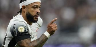 Memphis Depay from The Netherlands, now playing for Corinthians, runs for a ball during his debut in a Brazilian soccer league match against Atletico Goianiense at the Neo Quimica Arena in Sao Paulo, Saturday, Sept. 21, 2024. (AP Photo/Andre Penner)