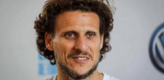 Dicen que la clase y el talento no se pierden cuando un futbolista se retira. Y este golazo de Diego Forlán es una magnífica prueba. Forlán está en Qatar por el Mundial y ha participado en diversos actos y, entre ellos, alguna pachanga futbolera junto a otros ex que en su día fueron cracks. Pero este tanto que anota el ex colchonero sería digno para enmarcar.