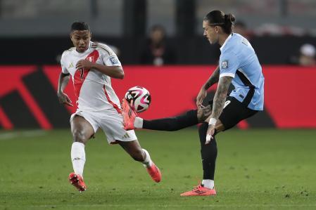 Darwin Núñez no vio puerta ante Perú