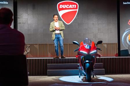 Carlos T. López Panisello, Director General de Ducati España y Portugal, nos mostró en Madrid los secretos técnicos de la única Panigale V4 S 2025 que ha pisado nuestro país hasta la fecha.