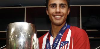Rodrigo Hernández, levantando la Supercopa de Europa con el Atlético de Madrid.