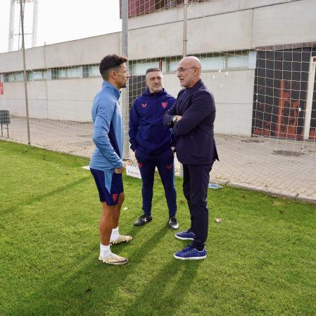 Jesús Navas y Luis de la Fuente departen en presencia de Xavier García Pimienta
