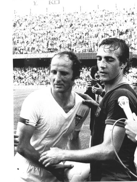 Gallego y Neeskens, en el último partido del neerlandés