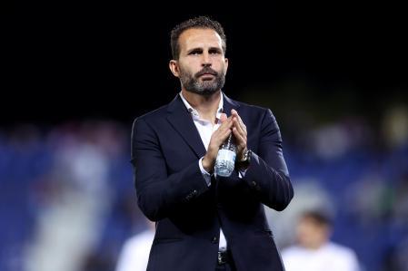 Rubén Baraja aplaude a la afición al término del partido de Butarque