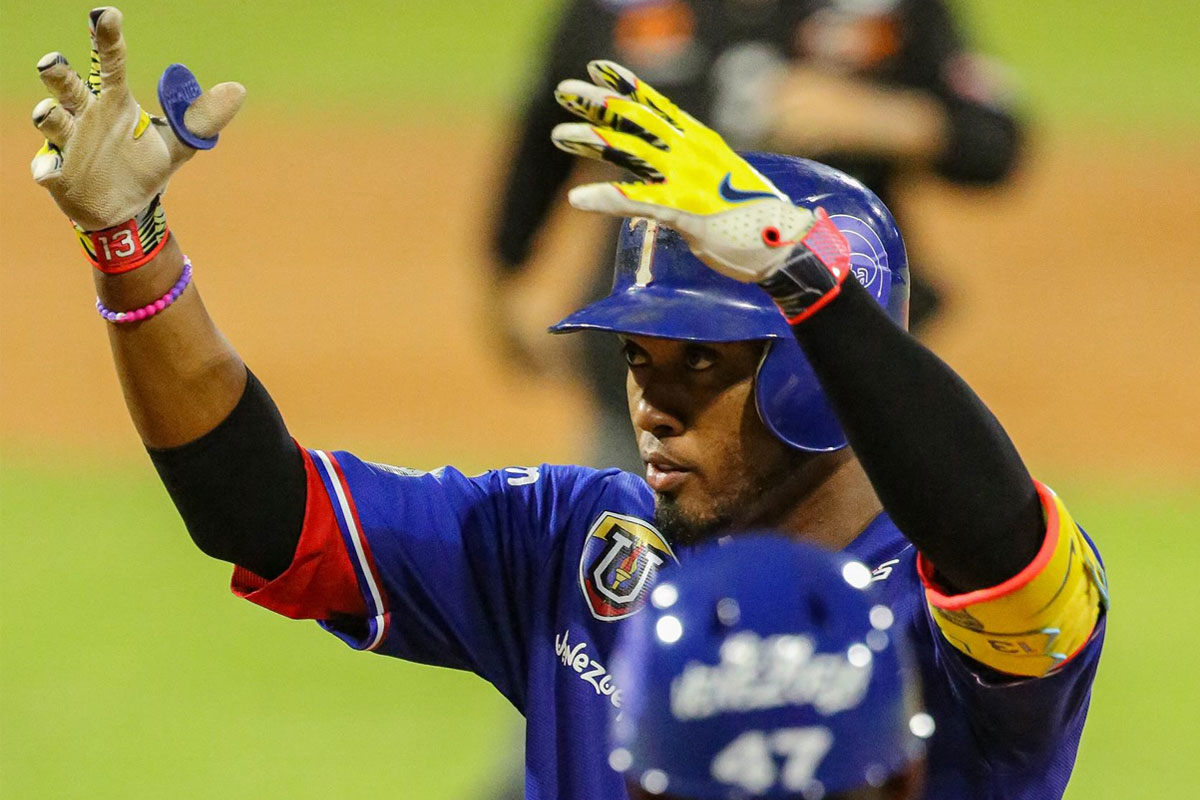 Tiburones empató la punta con su tercer triunfo seguido