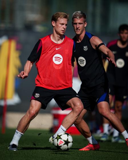 Frenkie de Jong y Dani Olmo, en el entrenamiento del Barça (21 octubre 2024)
