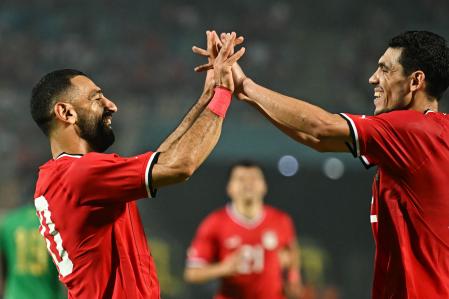 Salah, festejando con Mohamed Hamdi, quien le dio el pase del gol EFE/EPA/MOHAMED HOSSAM