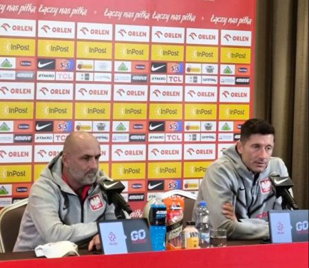 Lewandowski, junto al seleccionador polaco Michal Probierz