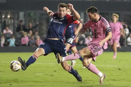 Messi marcó tres goles ante el Revolution