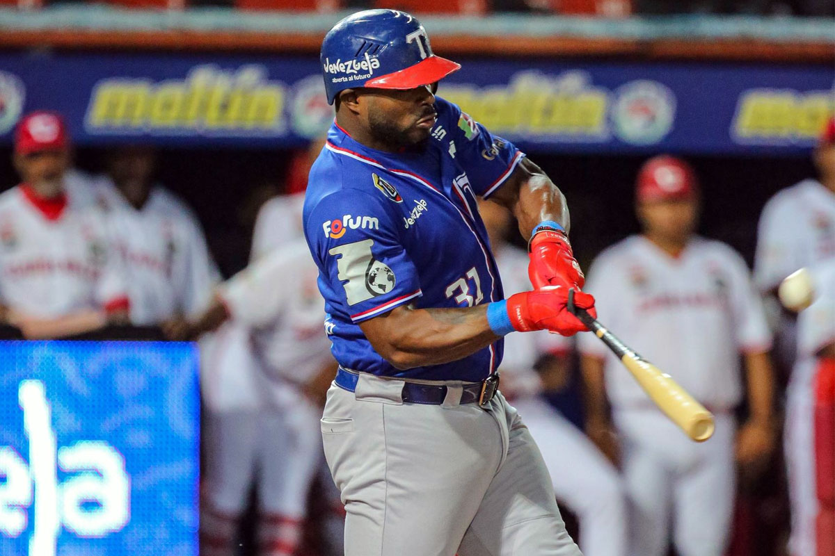 Yasiel Puig lideró la paliza de Tiburones sobre Cardenales