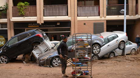 "Abres los coches para ayudar y están muertos": Paiporta, zona cero de la tragedia en España