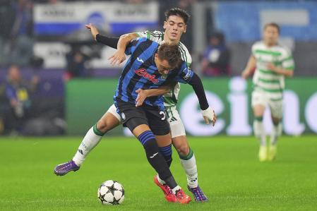 Atalanta's Mateo Retegui, front, shields the ball from Celtic's Álex Valle during the Champions League soccer match between Atalanta BC and Celtic FC at Gewiss Stadium in Bergamo, Italy, Wednesday Oct. 23, 2024. (Spada/LaPresse via AP)